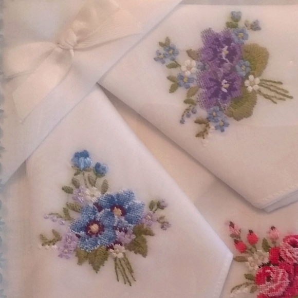 NIB Swiss Made Alba 100% Cotton Petit Point Embroidery Hankies/ set 3 Vintage - Picture 3 of 4